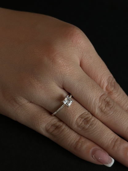 Anillo de Circón Cuadrado con Circones en Plata Ley 925