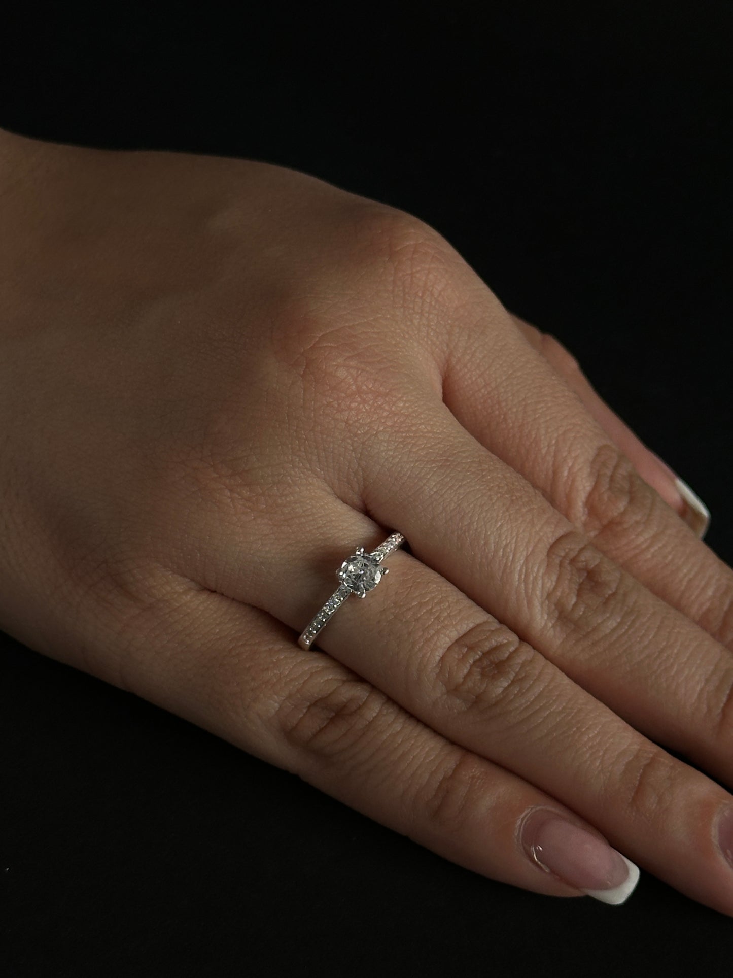 Anillo Clásico con Circones en Plata Ley 925