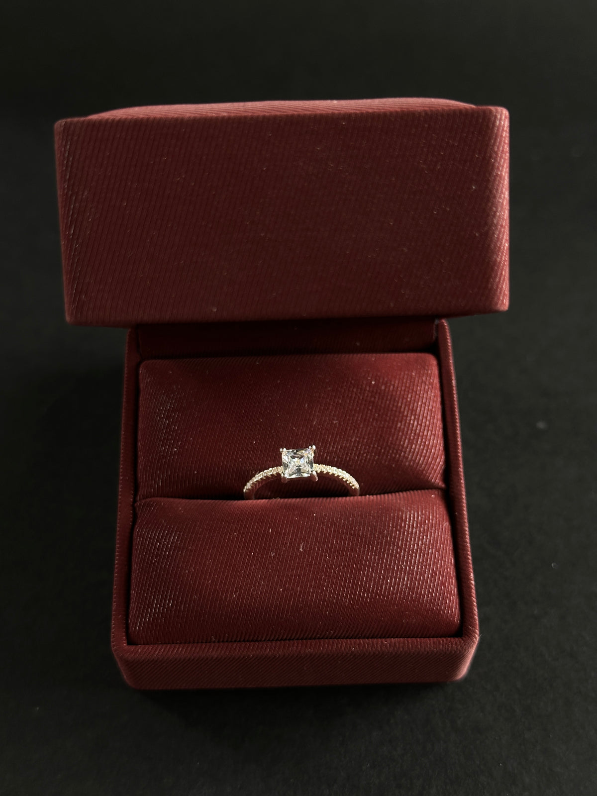 Anillo de Circón Cuadrado con Circones en Plata Ley 925
