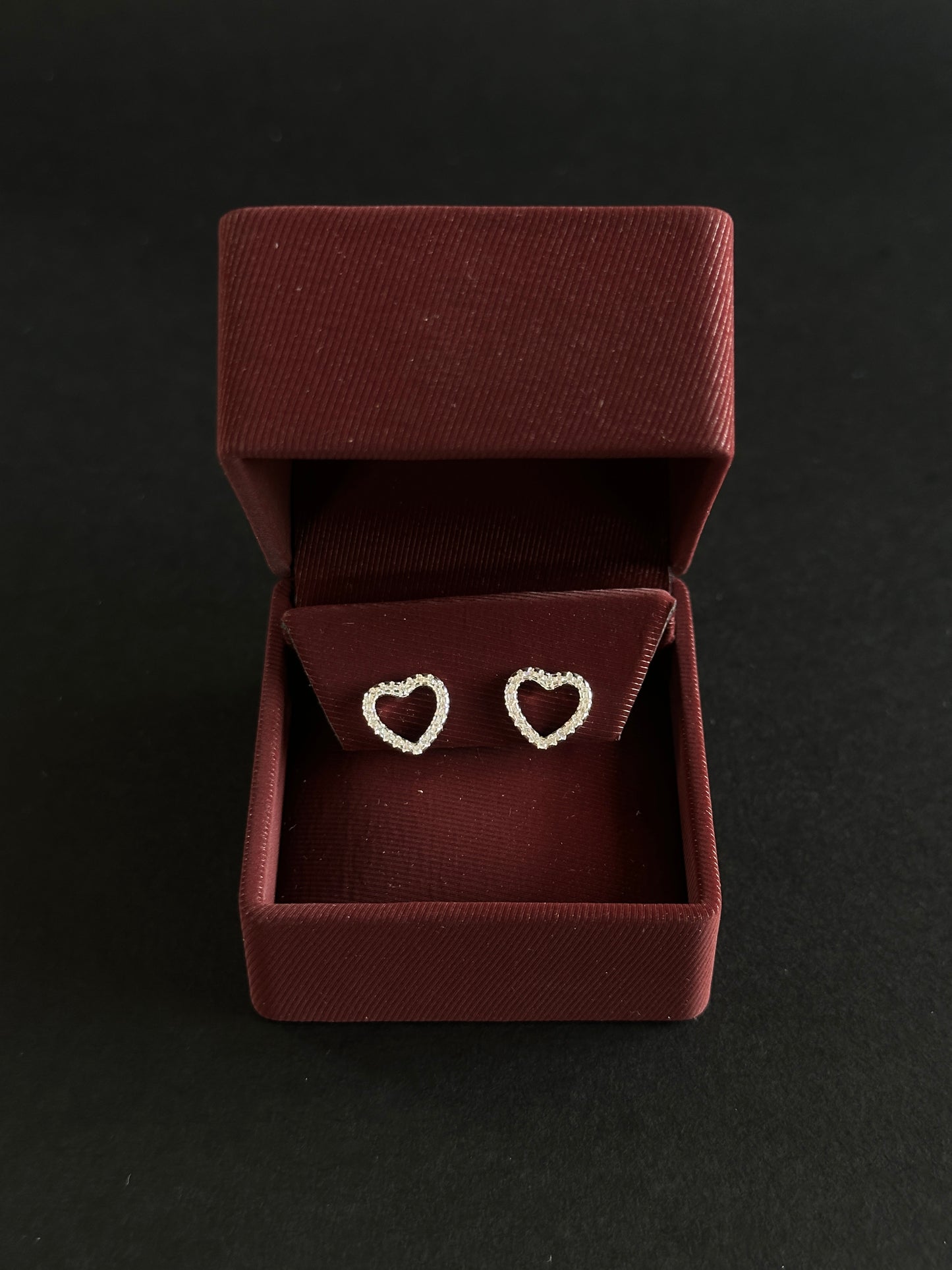 Aretes Corazón Silueta con Circones en Plata Ley 925