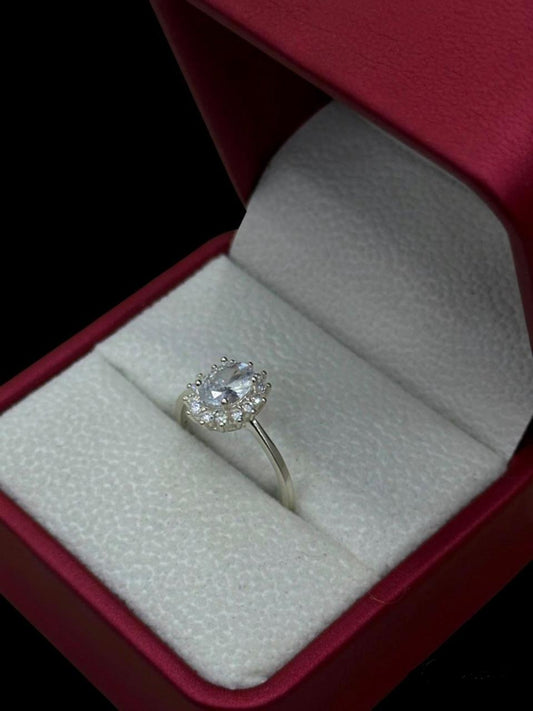 Anillo Ovalado Halo con Circones en Plata Ley 925