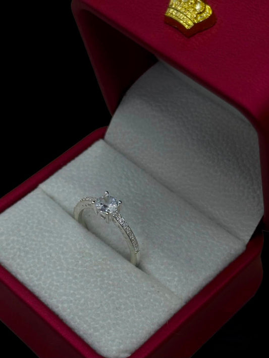 Anillo Clásico con Circones en Plata Ley 925