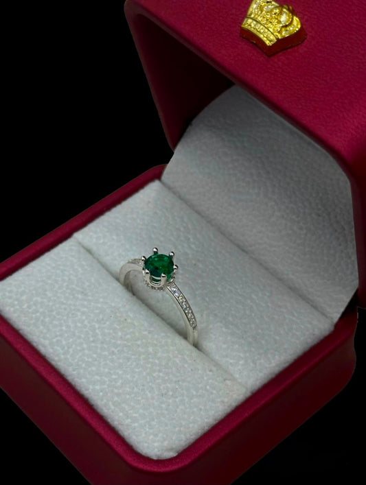 Anillo de Circón Verde con Circones en Plata Ley 925