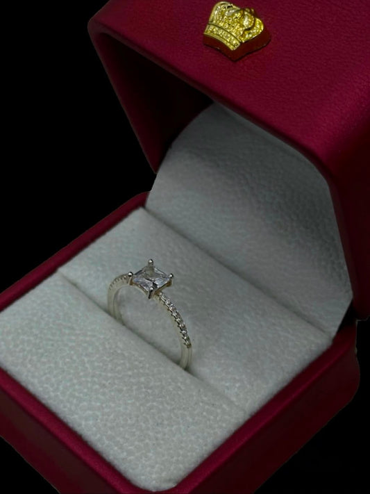 Anillo de Circón Cuadrado con Circones en Plata Ley 925