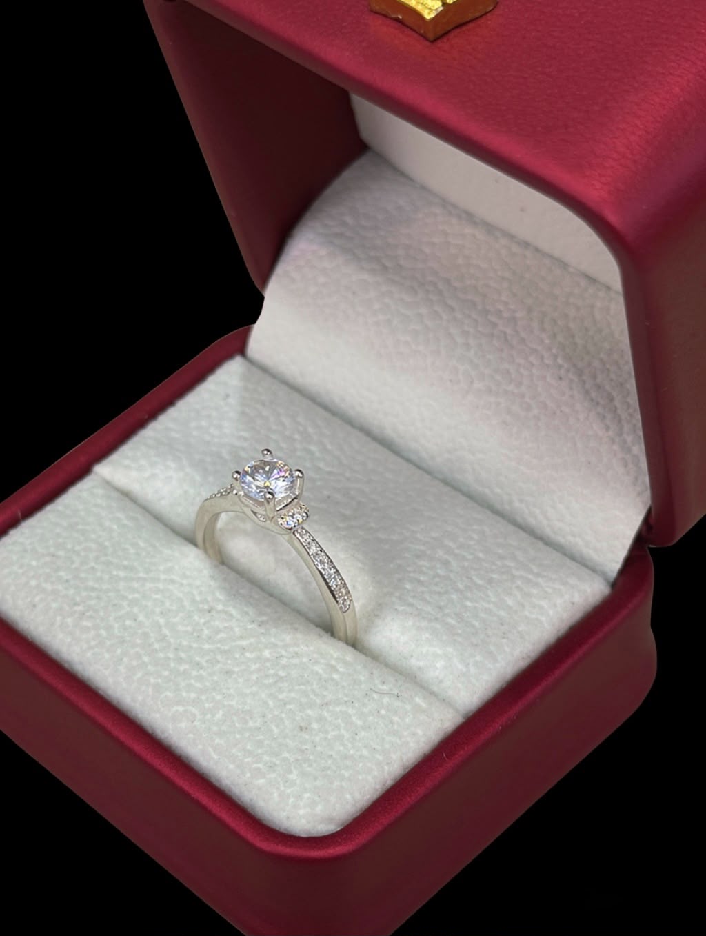 Anillo Solitario con Circones en Plata Ley 925